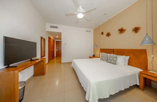 Gonzalo Guerrero Hotel | R207. Standard Room King con Balcón.