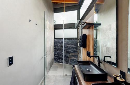 Valle de Bravo House | Rancho Olivos Mountain House with Private Hot Tub, Padel Court
