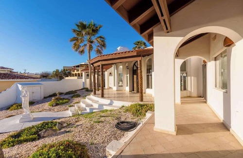 Las Conchas House | Recently Renovated Oceanview Home Casa Hebe