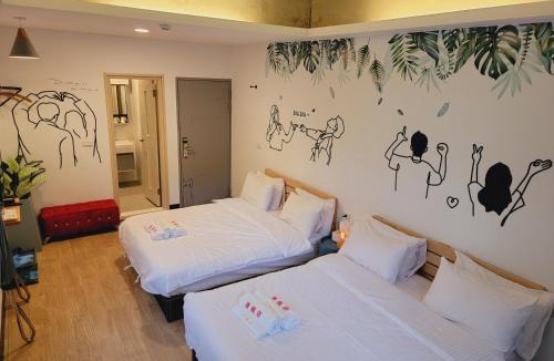 Longtan District Bed & Breakfast | Red Rose B&B漫楓宿民宿 桃園市民宿110號