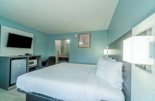 Harlingen Hotel | Relax King Bed Room Near Harlingen Municipal Golf Course - Great Location
