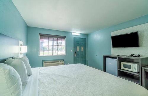Harlingen Hotel | Relax King Bed Room Near Harlingen Municipal Golf Course - Great Location