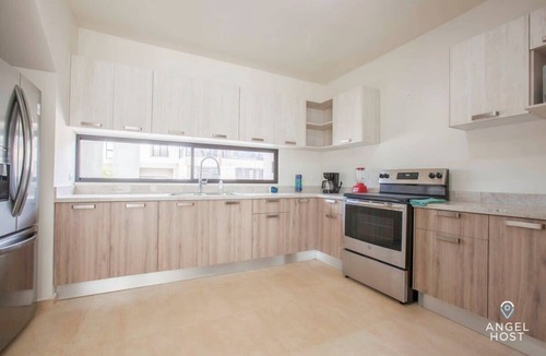 La Paz House | Relaxing Getaway, Pool Access, BBQ and Smart TV