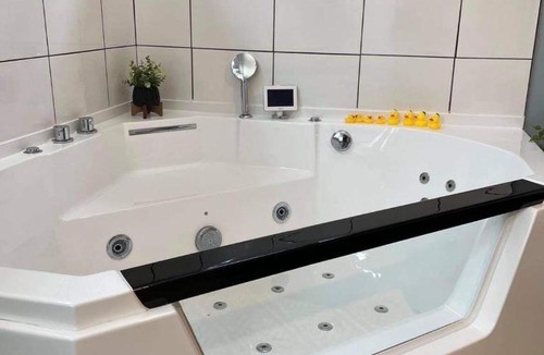 Pacific Hotel | Relaxing king suite with jacuzzi and pool