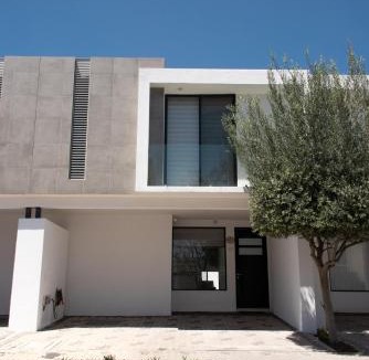 Queretaro House | Residencia Espaciosa con Alberca y Aire Acondicionado en El Refugio