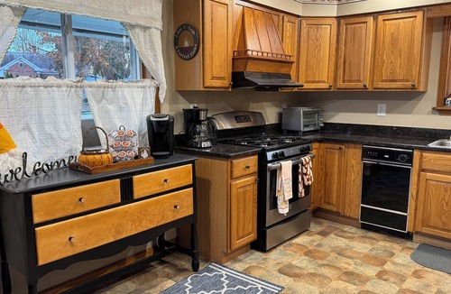 Fort Edward House | Riverfront 2-bedroom house tons of light, AC, deck & patio Sleeps 8 Pet Friendly