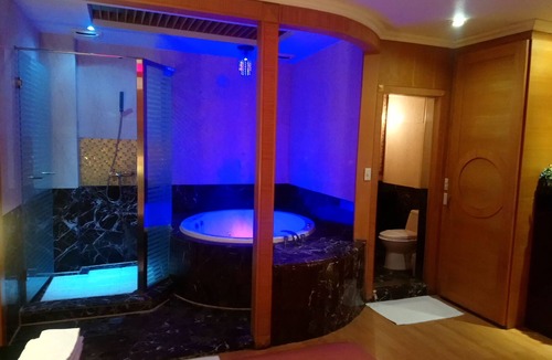 Dali Hotel | Roman Vacation Motel
