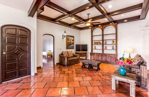 Ajijic Bed & Breakfast | Room " Los Limones" in Casa Caroline Bella