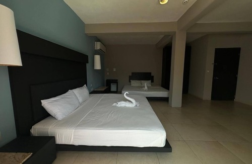 12th Street Hotel | Room with balcony at BLVD Hotel, fifth avenue