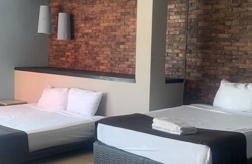 12th Street Hotel | Room with balcony at BLVD Hotel, fifth avenue