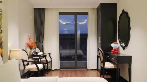 Tu Liem Hotel | Royal Hotel - Trinh Van Bo, Nam Tu Liem