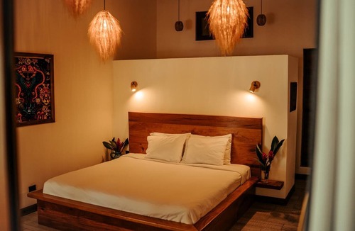 Flores Cabin | Samaya Lush Lakeside Apartment - Green Lotus