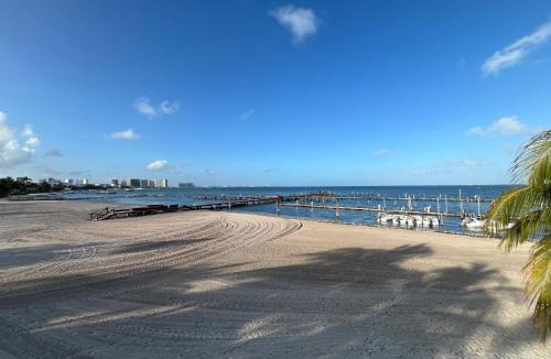 Zona Hotelera Apartment | Seafront Beach Shack