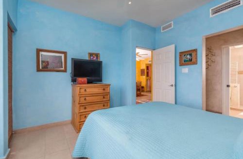Las Conchas House | Serene & Warm 3rd Level Condo - Corona del Mar 302