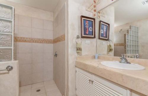 Las Conchas House | Serene & Warm 3rd Level Condo - Corona del Mar 302