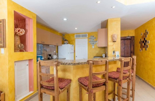 Las Conchas Condo | Serene & Warm 3rd Level Condo - Corona del Mar 302
