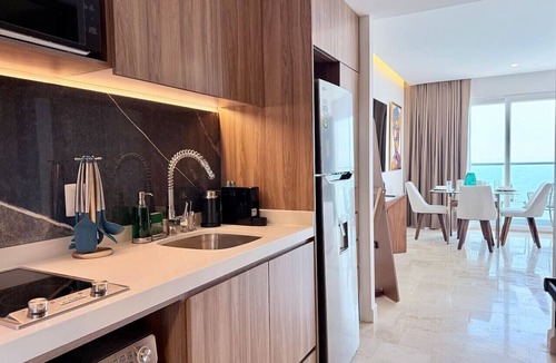 Las Glorias Apartment | Sky-High Oceanfront Retreat for Two – Romantic 27th Floor Stay by Moikkarentals