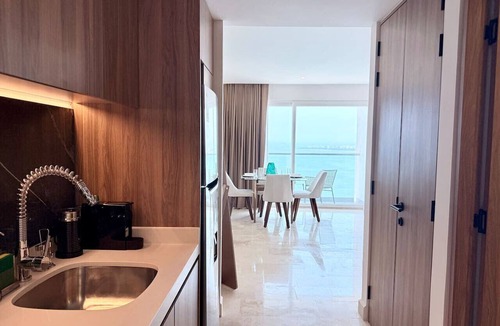 Las Glorias Apartment | Sky-High Oceanfront Retreat for Two – Romantic 27th Floor Stay by Moikkarentals