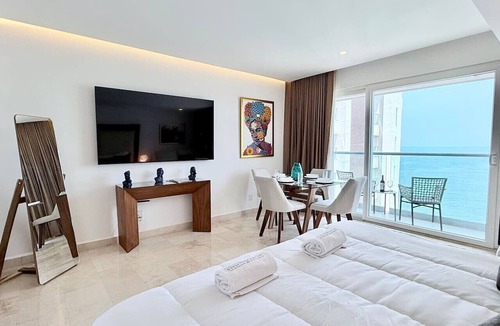 Las Glorias Apartment | Sky-High Oceanfront Retreat for Two – Romantic 27th Floor Stay by Moikkarentals