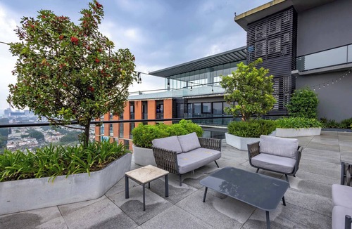 Zona Minerva House | Skyline retreat w/rooftop pool & gym