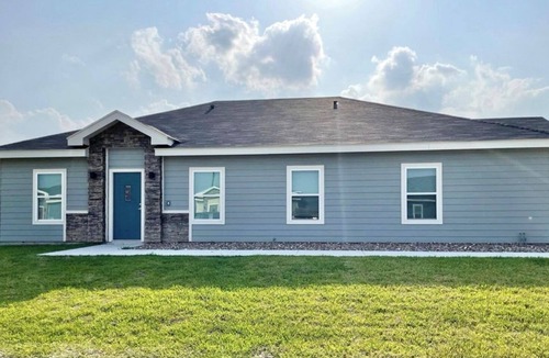 La Feria House | Sleeps 6- Newly Blt Comfortable Clean & Inviting La Feria 2 Bed 2 Bath BBQ, WD