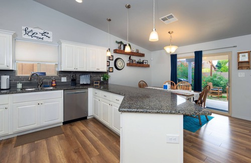 Yuma House | Snowbirds & Families - Large Covered Patio - Pet Friendly - CableTV