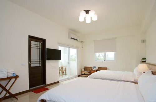 Taitung Bed & Breakfast | Songhe Homestay -- He Room for 4 -- New Elevator Villa, Mountain View