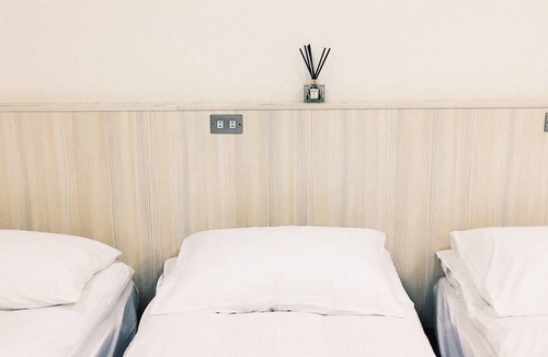 West Central District Hostel | Spacious 12 Person Room close to Railway Station