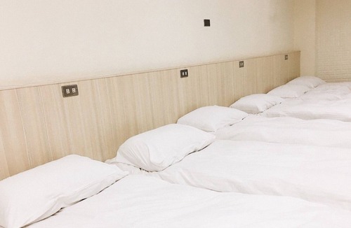 West Central District Hostel | Spacious 12 Person Room close to Railway Station