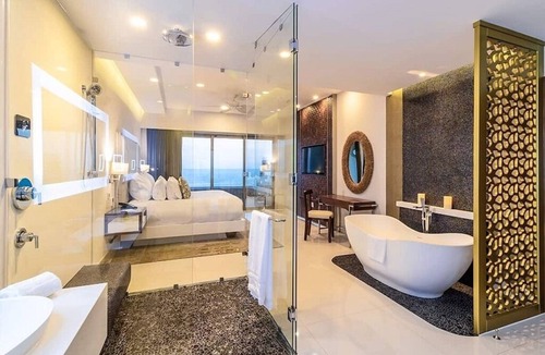 Cabo San Lucas Resort | Spacious 3Bed Oceanfront Suite, with Jacuzzi, Kitchen, and Butler. Garza Blanca