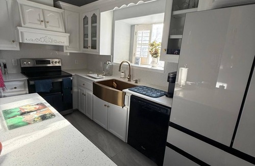 Edinburg House | Spacious 4-Bedroom Luxurious House in Edinburg with Full Amenities