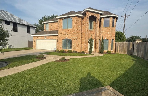 Edinburg House | Spacious 4-Bedroom Luxurious House in Edinburg with Full Amenities