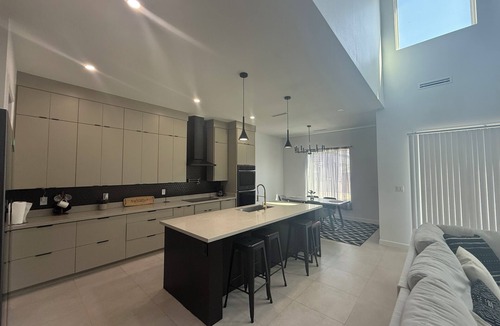 Alamo House | Spacious 4-bedroom modern pool house