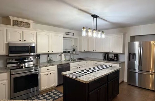 Palmhurst House | Spacious 5-bedroom 3.5 bath home on 1/2 an acre in Mission. Pet friendly.