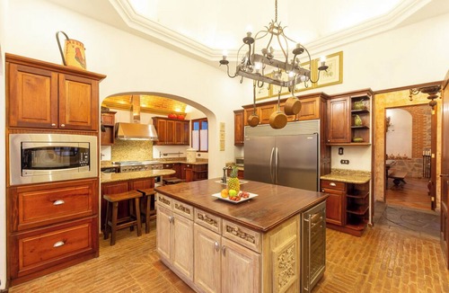 Antigua Guatemala House | Spacious 6-bedroom house with AC, pool and sauna in enchanting Antigua Guatemala