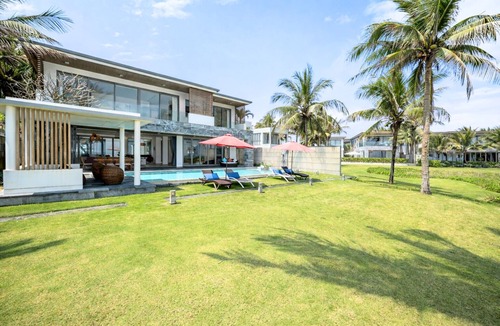 Ngu Hanh Son Villa | Spacious 6 BR Beachfront Villa in Resort with Pool and Gym