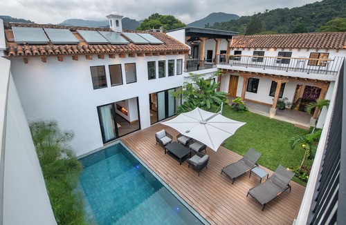 Antigua Guatemala House | Spacious 7-bedroom house in lovely Antigua Guatemala with AC