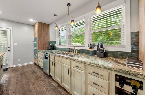 Church Street House | Spacious and Charming 5-bedroom House with Modern Amenities in Atlanta