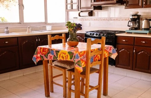 Santa Cruz Xoxocotlan House | Spacious artsy home with fast WiFi