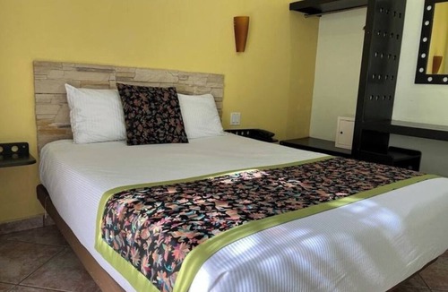Downtown Cabo San Lucas Hotel | Spacious Couple Unit Steps to Medano Beach – Perfect Location, Great Stay!