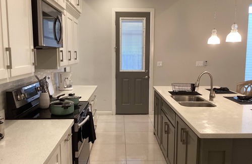 Hidalgo House | Spacious & Cozy 2-bedroom house in delightful Hidalgo W/AC, WIFI & washer/dryer
