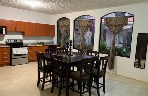 Antigua Guatemala House | Spacious house 15 people 8 minutes for Antigua Guatemala Nice and Cozy