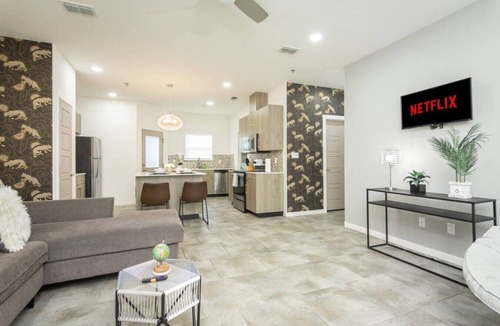 Edinburg Villa | ✅ Spacious Quiet Luxury Home Fast WiFi King Beds ✅