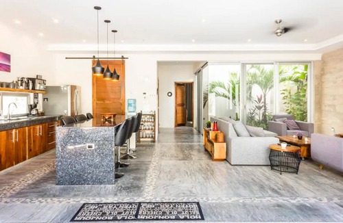 La Veleta Villa | Spacious villa with 5 bedrooms, WiFi, close to shops for up 12 ppl and pool