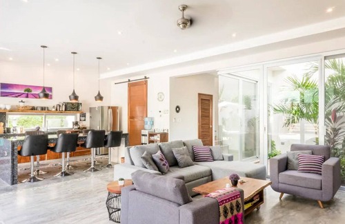 La Veleta Villa | Spacious villa with 5 bedrooms, WiFi, close to shops for up 12 ppl and pool
