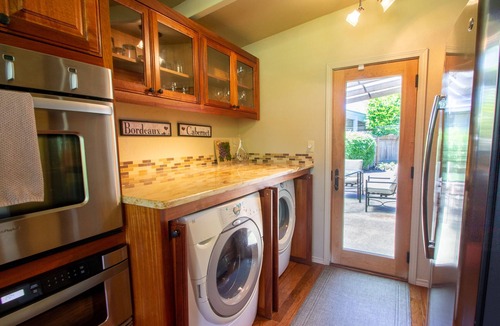 Eugene House | Sparkling Clean Mid Century Modern Home in Ferry Street Bridge Area