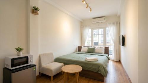 Hang Dao Apartment | Studio Hanoi Old Quarter - Steps to Everything