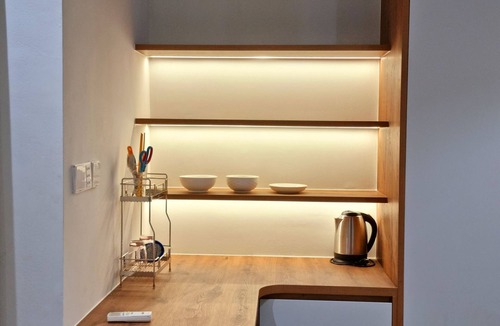 District 10 House | Studio with window- 5-min cab to central districts