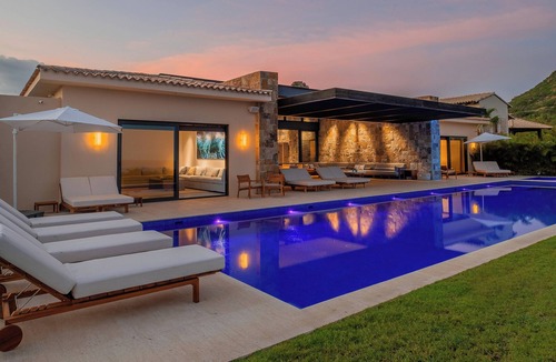 Buzzards Villa | Stunning 11-Bd Villa, Indoor Tennis & Beach Club — Chef, Butler & Yacht Incl.