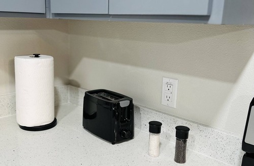 Brownsville Condo | Stunning Apt/Free parking/Wi-Fi